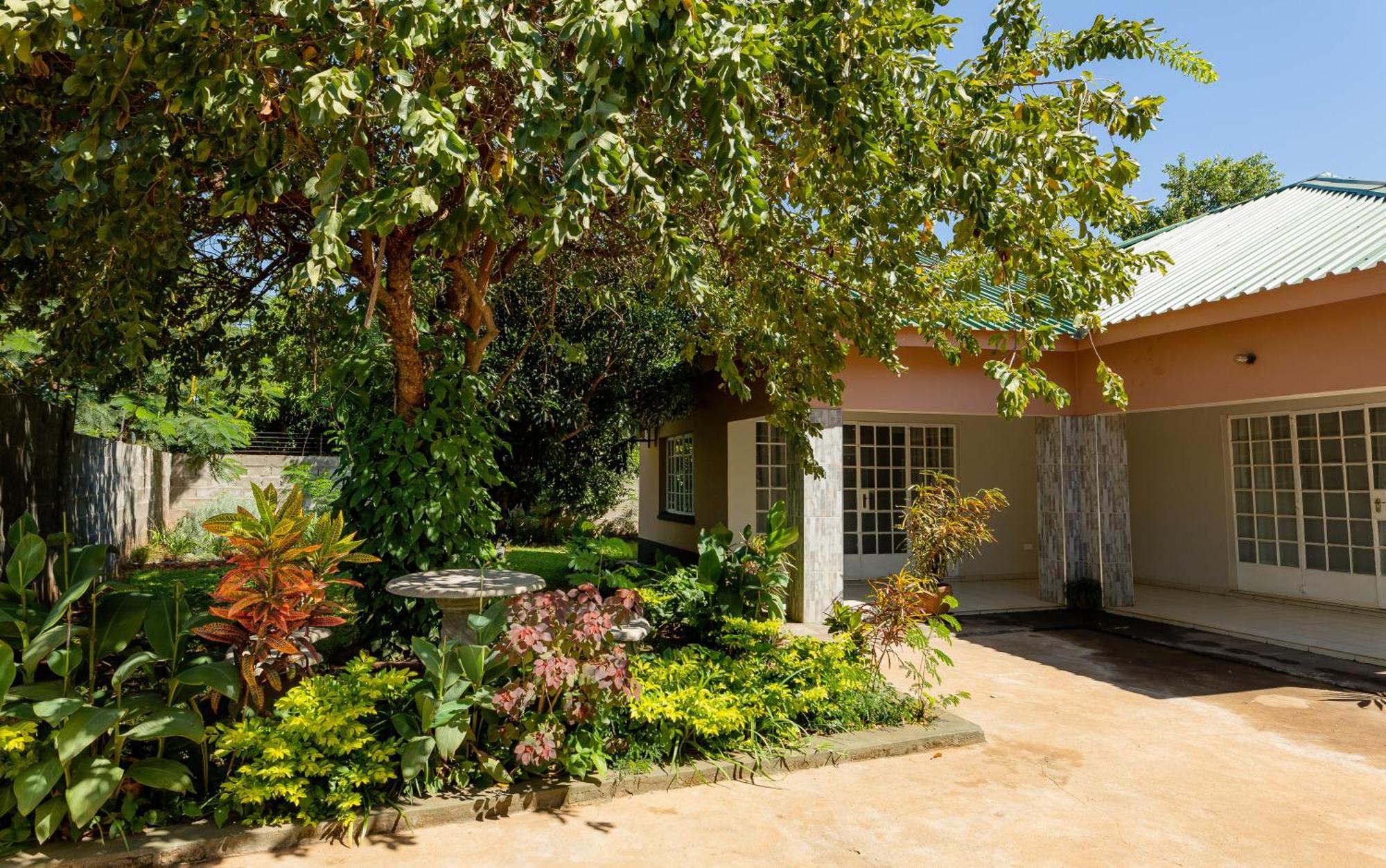 Hungwe House Villa Victoria Falls Exterior photo